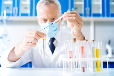 Plastik çekmek üstünde duran cam tüp ile ayarla