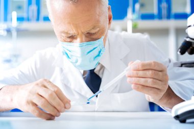 Laboratuvarda çalışan çok özenli bilim adamı