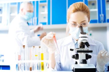 Mikroskop bakarak çok özenli laboratuar asistanı