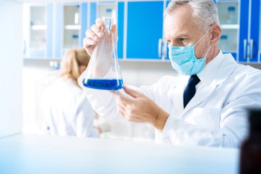 Özenli uygulayıcısı laboratuvarında çalışmak