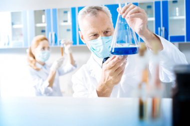 Ciddi araştırmacı reaktif mavi incelenmesi