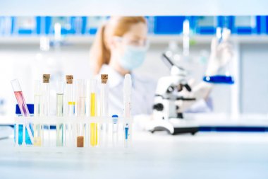 Renkli odaklı fotoğraf çekmek üstünde duran tüpler