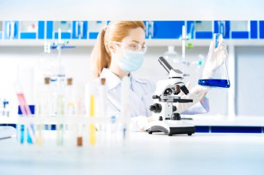 Özenli Uygulayıcı sıvı mavi incelenmesi