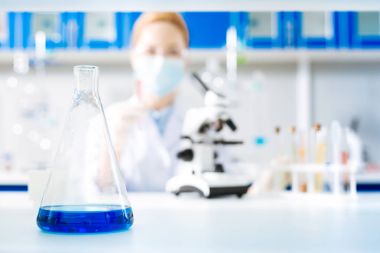 O ayakta ön cam şişe yakın çekim