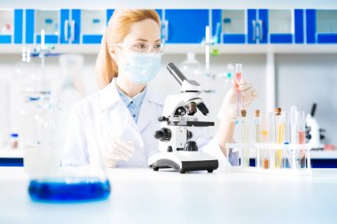 Ciddi araştırmacı kolunu tüp ile yetiştirme