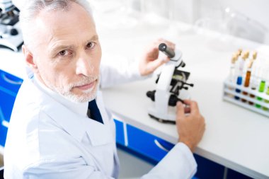 Ciddi Uygulayıcı deney yapıyor laboratuarda