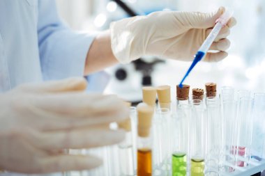 Bu deneyde kullanılan plastik pipet yakın çekim