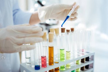 Renkli reaktifler de dahil olmak üzere cam tüpleri ile ayarla