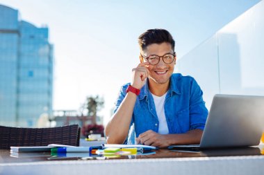 Hometask üzerinde çalışırken kameraya gülümseyen güzel üniversiteli