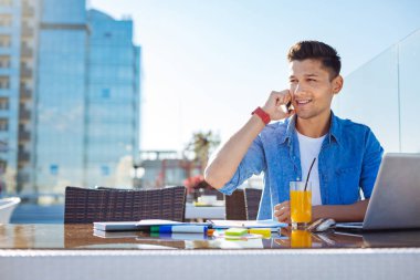 Genç freelancer iş görüşmesi açık havada olması