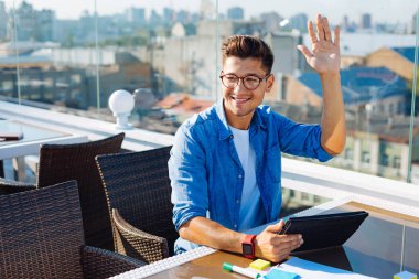 Merhaba birine sallayarak dost genç adam