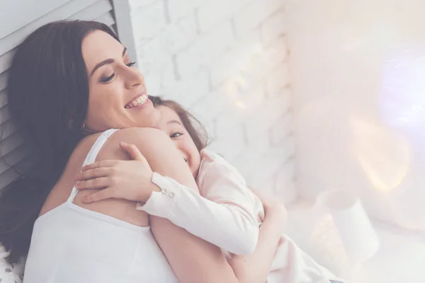 Sensuele positieve moeder haar kind met liefde knuffelen — Stockfoto