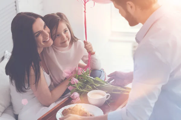 Schattig jong gezin hun moeder gevoel speciaal maken — Stockfoto