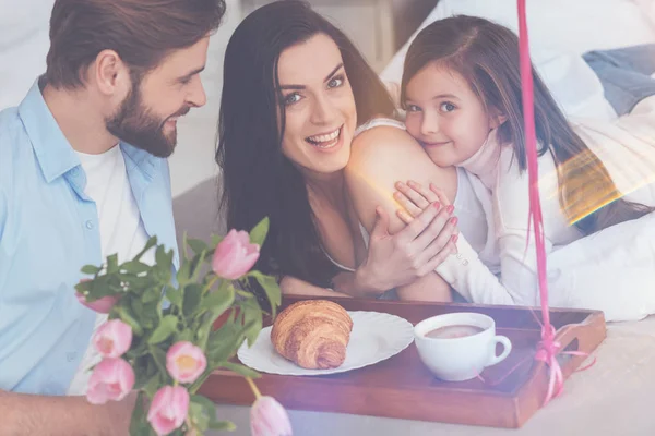 Encantadora familia joven enérgica celebrando el día de las madres —  Fotos de Stock