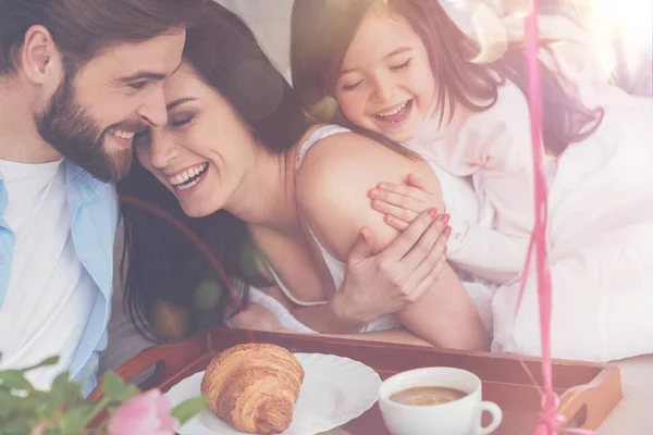 Familia alegre vibrante disfrutando de momentos felices — Foto de Stock