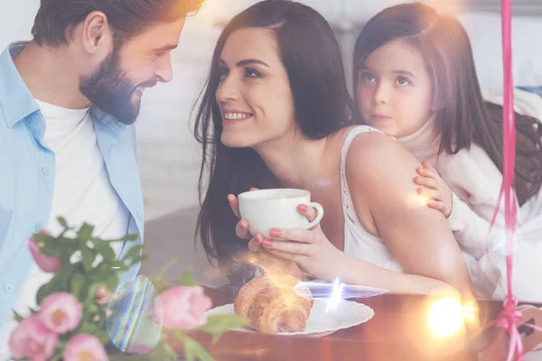 Apasionada joven mamá diciendo su agradecimiento — Foto de Stock