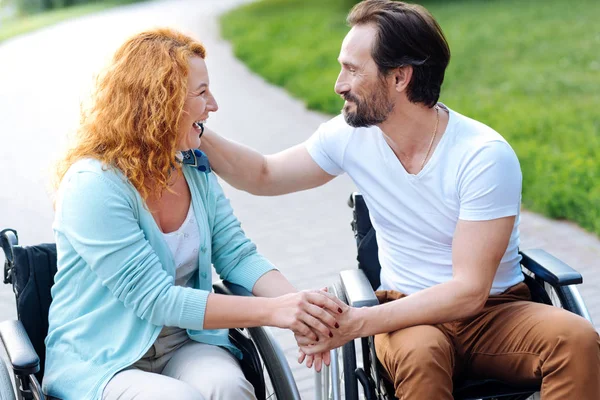 Pareja con discapacidad sénior positiva descansando al aire libre — Foto de Stock