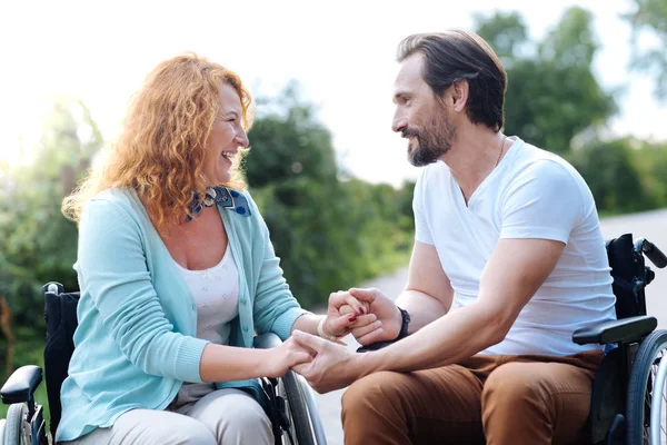 Alegre pareja discapacitada pasar tiempo en el parque — Foto de Stock