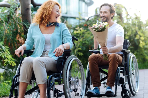 Alegre pareja mayor teniendo un wlak en las sillas de ruedas — Foto de Stock