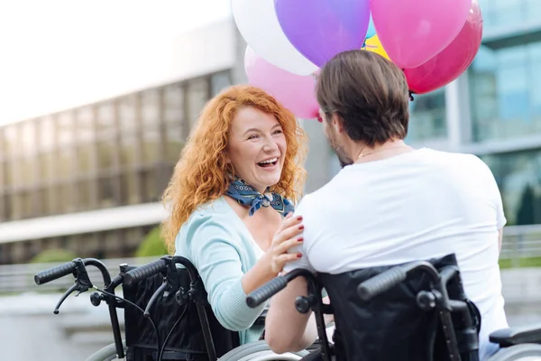 그녀의 휠체어 남자와 휴식 긍정적인 고위 여자 — 스톡 사진