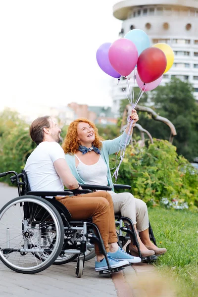 Balonlar kapalı icar iskemleyi çift gülümseyen