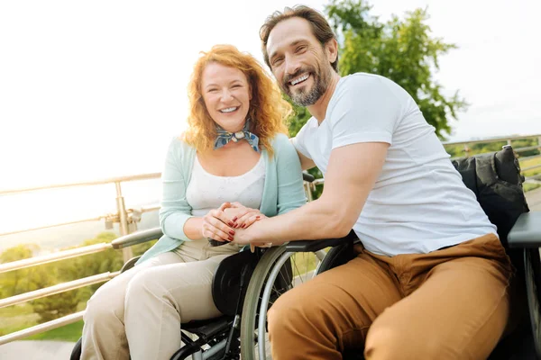 Joyful uitgeschakeld paar rust in het park — Stockfoto