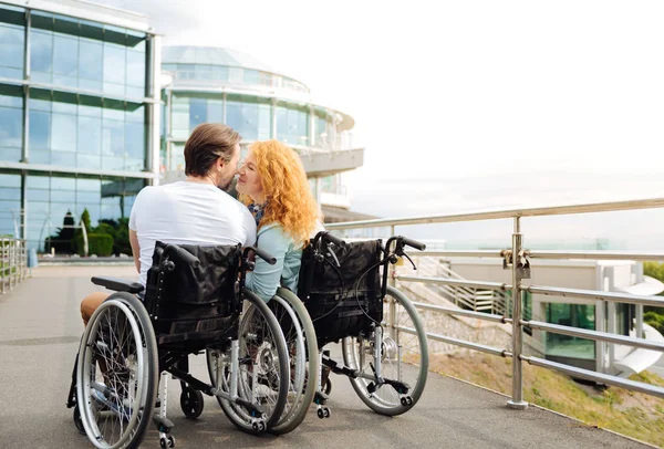 シニア車椅子カップルのキスの背面図 — ストック写真