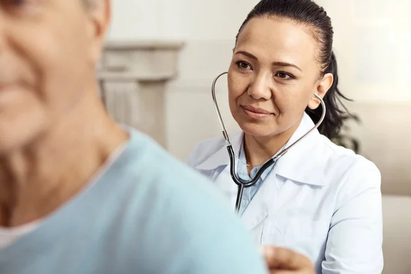 Smart begeistert Krankenschwester kümmert sich um ihre Patientin — Stockfoto