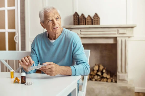 Triste anciano mirando a un lado — Foto de Stock