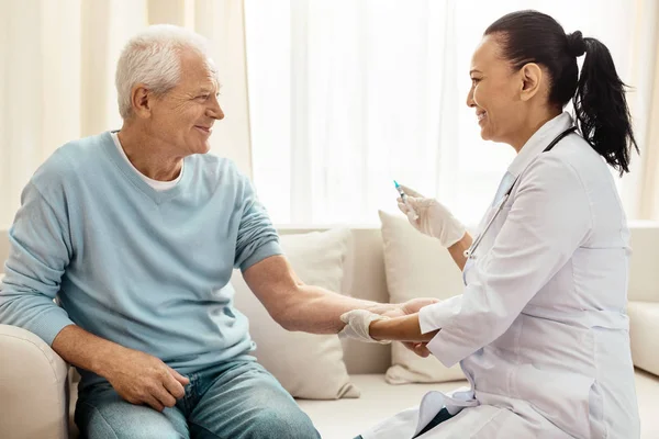 Bir şırınga tutarak neşeli pozitif hemşire