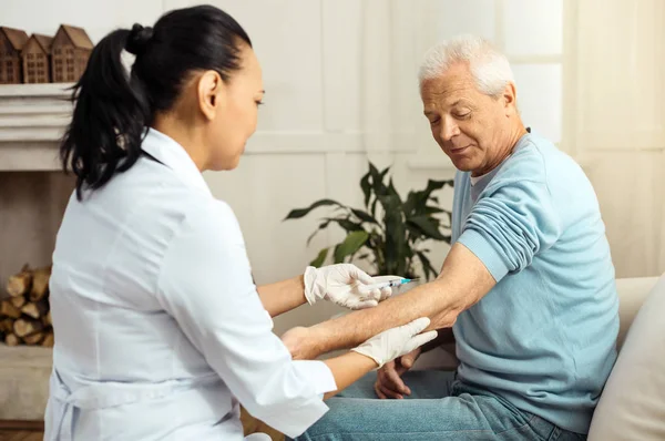 Trabajador médico hábil haciendo una inyección — Foto de Stock