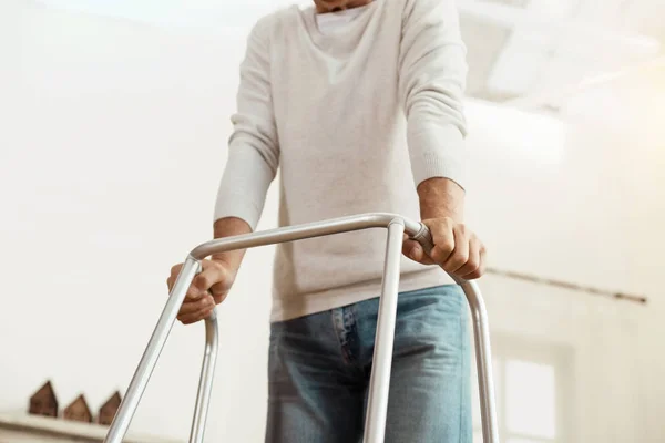 Professionell walker att hjälpa gubben — Stockfoto