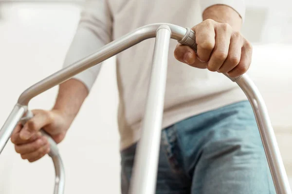 Bom homem idoso segurando uma moldura andando — Fotografia de Stock