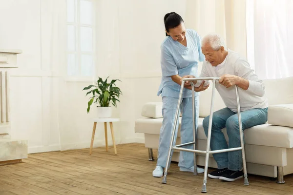 Blij positieve verzorger helpen haar patiënt — Stockfoto