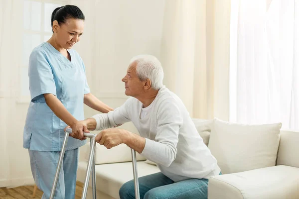 Mujer agradable positiva trabajando como cuidadora — Foto de Stock