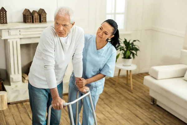 Ongelukkig ernstige man die opzij — Stockfoto