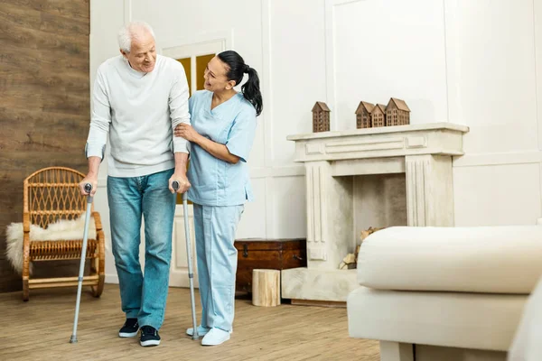 Aardige positieve man met behulp van wandelstokken — Stockfoto