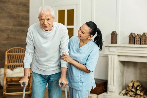 Fröhlich freundliche Pflegekraft macht ihren Job — Stockfoto