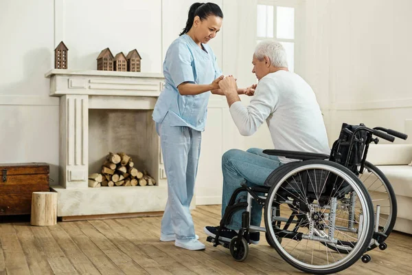 Profesjonalne, doświadczony caregiver, patrząc po jej pacjenta — Zdjęcie stockowe
