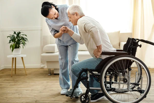 Aardige leeftijd man proberen om op te staan — Stockfoto