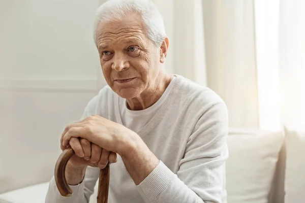 Buen hombre retirado descansando en casa — Foto de Stock