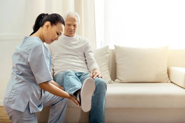 Nice elderly man holding his leg up — Stock Photo, Image