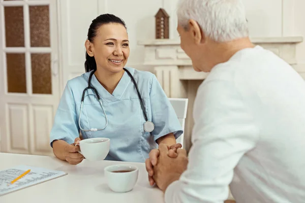 Enfermera positiva gozosa teniendo un descanso del trabajo — Foto de Stock