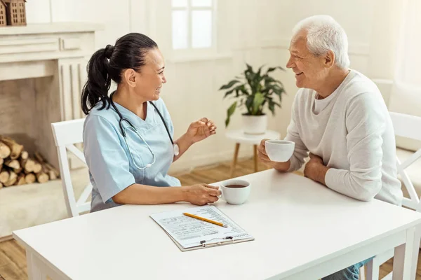 Blij blij verpleegkundige genieten van haar thee — Stockfoto