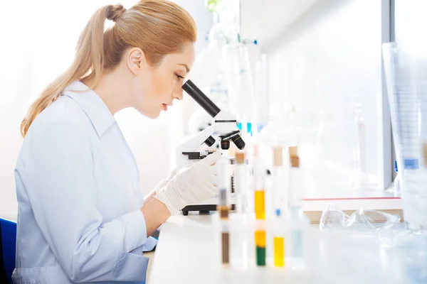 Ernstige vrouw dragen van uniform op haar werkplek — Stockfoto