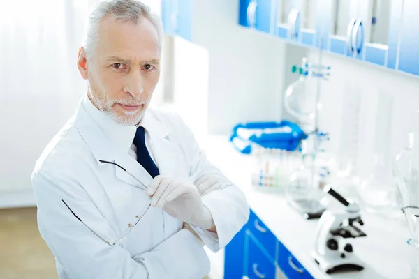 Trabajador médico serio posando en el laboratorio — Foto de Stock