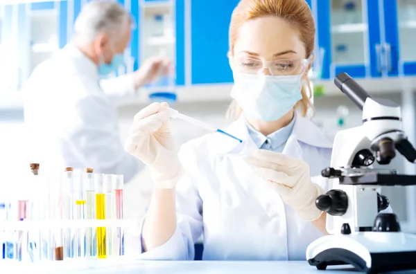 Joven practicante confiado haciendo análisis — Foto de Stock