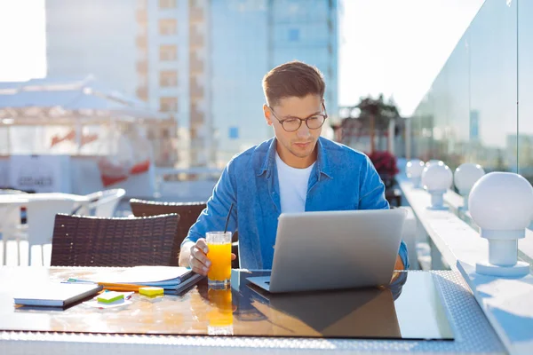 Jonge freelancer bezig met laptop buiten — Stockfoto