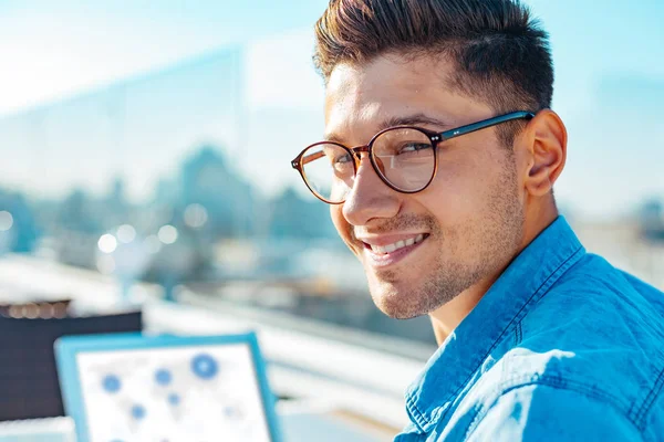 Retrato de caballero de mente positiva en radiante casual para cámara —  Fotos de Stock