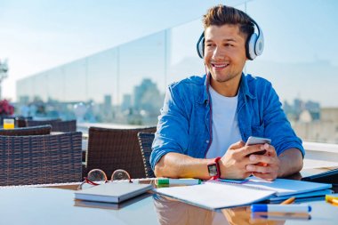 Geçici zevk müzik Kulaklığımda mutlu beyefendi
